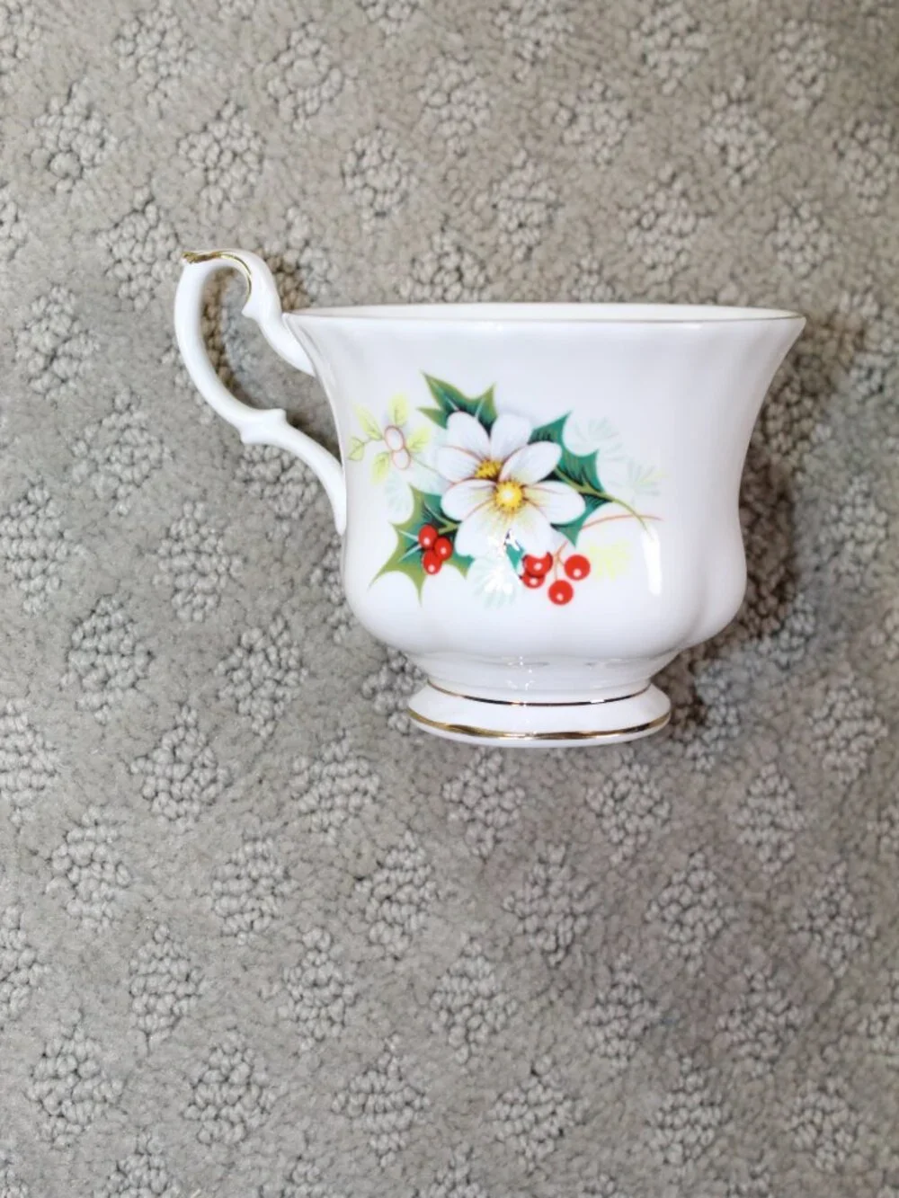 Set of 4 Royal Albert Christmas Poinsettia 2 Cups & 2 Saucers